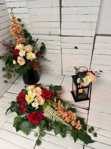 piekny-nowoczesny-zestaw-na-cmentarz-bukiet-stroik-lampa-wklad-na-grob-kwiaty na cmentarz