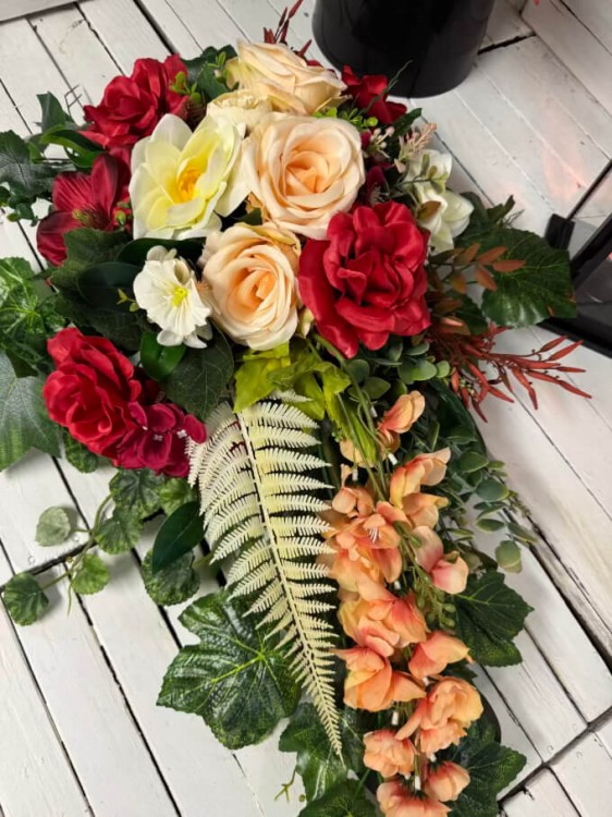 stroik-roza-czerwona-kremowa-piekny-nowoczesny-zestaw-na-cmentarz-bukiet-stroik-lampa-wklad-na-grob-kwiaty na cmentarz