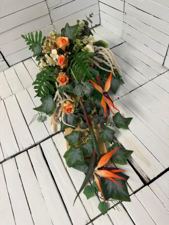 nowoczesna-kompozycja-nowoczesny-stroik-bukiet-na-cmentarz-strelicja-rajski-kwiat-piekne-kompozycje-nagrobne