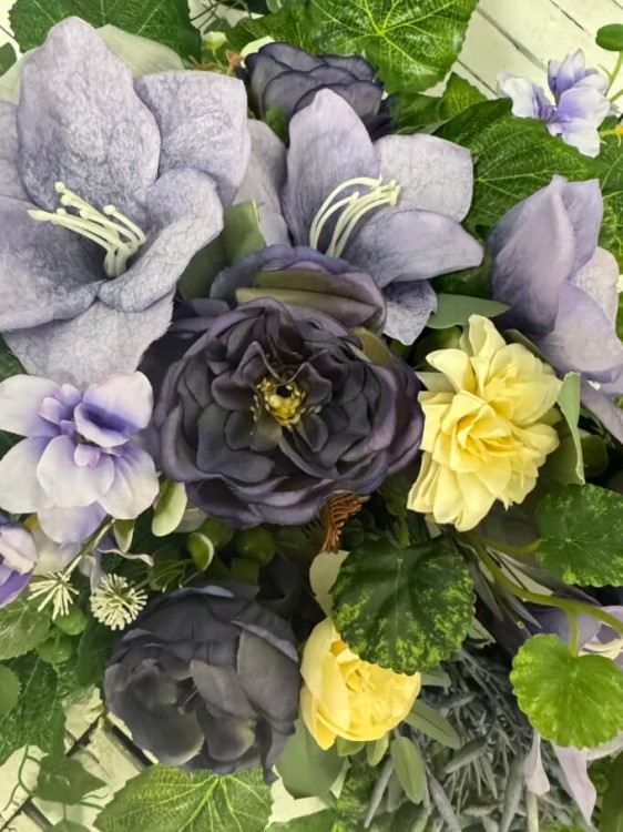 piekne-kwiaty-stroiki-na-cmentarz-kompozycja-kwiatowa-stroik-bukiet-na-grob-elegancki-komplet-fioletowe-kwiaty-sztuczne