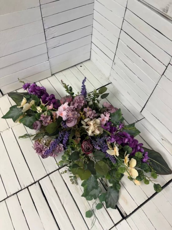 duzy-elegancki-stroik-stroiki-piekny-duzy-komplet-bagrobny-pelen-kwiatow-na-grob-kwiaty-na-cmentarz-pomysl-na-dekoracje