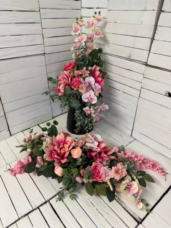 piekne-kwiaty-na-cmentarz-eleganckie-komplety-na-grob-kompozycja-nagrobna-stroiki-stroik