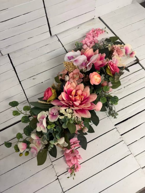 kwiaty-na-groby-piekne-kwiaty-na-cmentarz-eleganckie-komplety-na-grob-kompozycja-nagrobna-stroiki-stroik