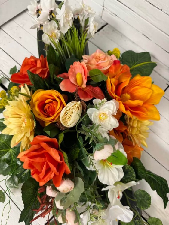 kompozycja-na-cmentarz-grob-kwiaty-stroik-wiosenny-kwiaty-na-cmentarz-stroiki-na-groby