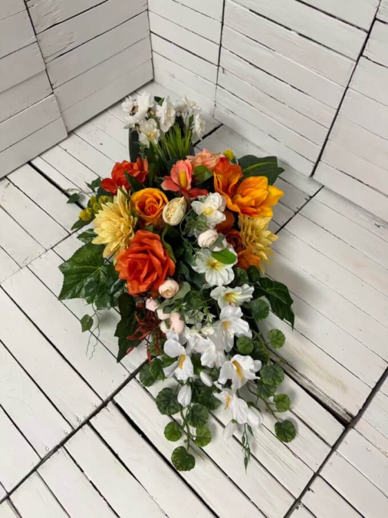 elegancki-wiosenny-stroik-biale-mieczyki-stroik-wiosenny-kwiaty-na-cmentarz-stroiki-na-groby