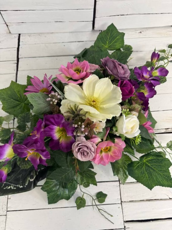 nowosc-stroik-wiosenny-kwiaty-na-cmentarz-stroiki-na-groby.rozowe-kwiaty-mieczyki