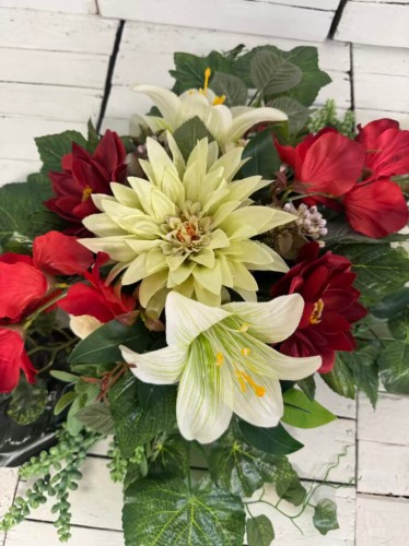 nowe-nowosc-elegancki-stroik-stroiki-wiosenny-kwiaty-na-cmentarz-mala-kompozycja-nagrobna-czerwone-mieczyki-zielone-kwiaty-sztuczne (1).jpg