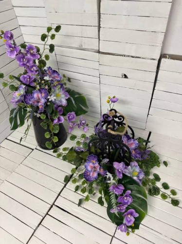 piekne-nowoczesny-stroik-bukiet-na-cmentarz-klatka-drewniana-wiazanki-kwiaty-na-cmentarz-nagrobne-kompozycje-fioletowe