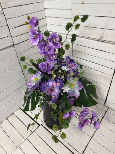 bukiet-wiazanka-nowoczesny-stroik-bukiet-na-cmentarz-klatka-drewniana-wiazanki-kwiaty-na-cmentarz-nagrobne-kompozycje-fioletowe