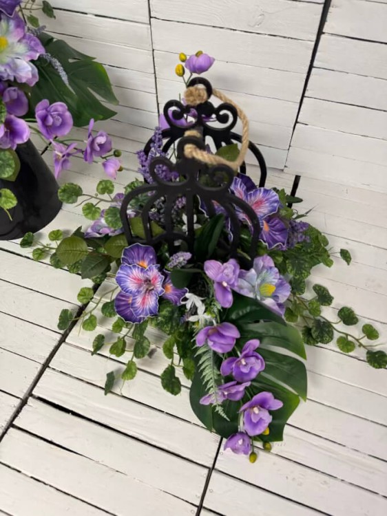 galeria-rozne-wzory-nowoczesny-stroik-bukiet-na-cmentarz-klatka-drewniana-wiazanki-kwiaty-na-cmentarz-nagrobne-kompozycje-fioletowe