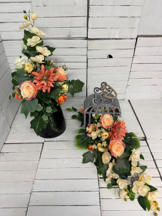 elegancka-kompozycja-na-cmentarz-stroik-bukiet-na-grob-w-drewnianej lampie
