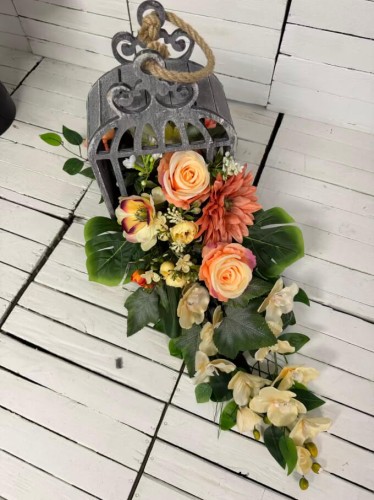 stroikinowoczesne-elegancka-kompozycja-na-cmentarz-stroik-bukiet-na-grob-w-drewnianej lampie