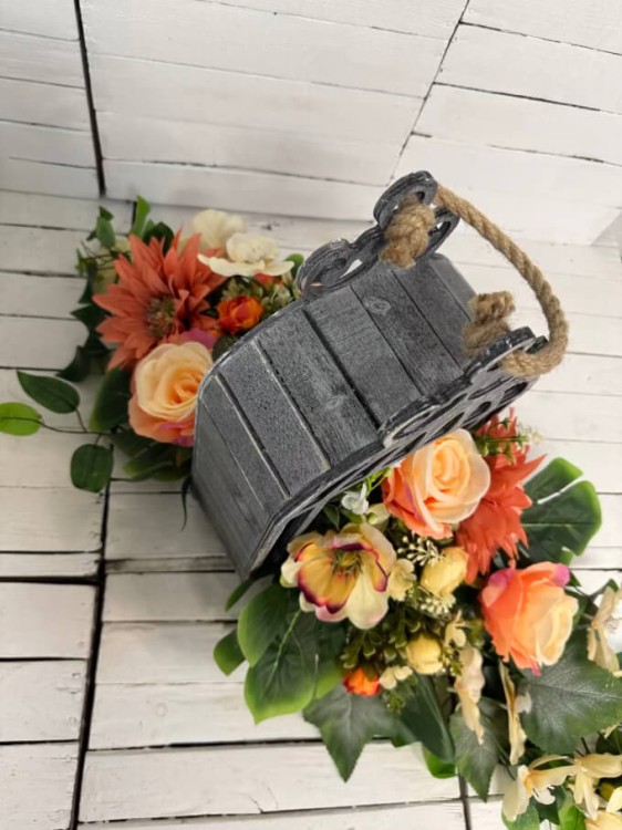 cos-nowoczesnego-elegancka-kompozycja-na-cmentarz-stroik-bukiet-na-grob-w-drewnianej lampie