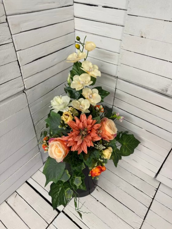 bukiet-wiazanka-elegancka-kompozycja-na-cmentarz-stroik-bukiet-na-grob-w-drewnianej lampie