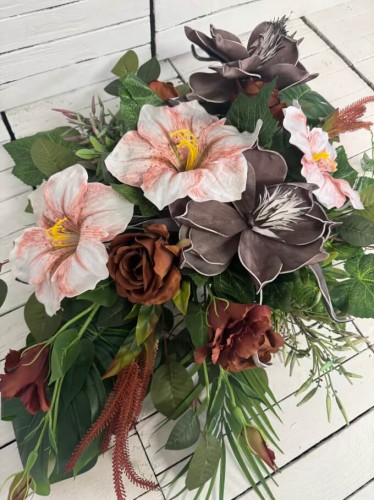 kwiaty na pomnik-elegancki-duzy-stroik-na-cmentarz-kwiaty na-grob-nowoczesne-piankowe