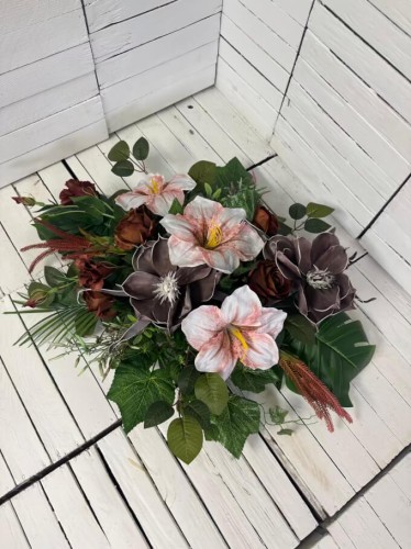 eleganckie -nowoczesne-stylowe-kompozycje-nagrobne-braz-elegancki-duzy-stroik-na-cmentarz-kwiaty na-grob-nowoczesne-piankowe