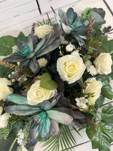 kwiaty-sztuczne-eleganckie-elegancki-duzy-stroik-na-cmentarz-kwiaty na-grob-nowoczesne-piankowe