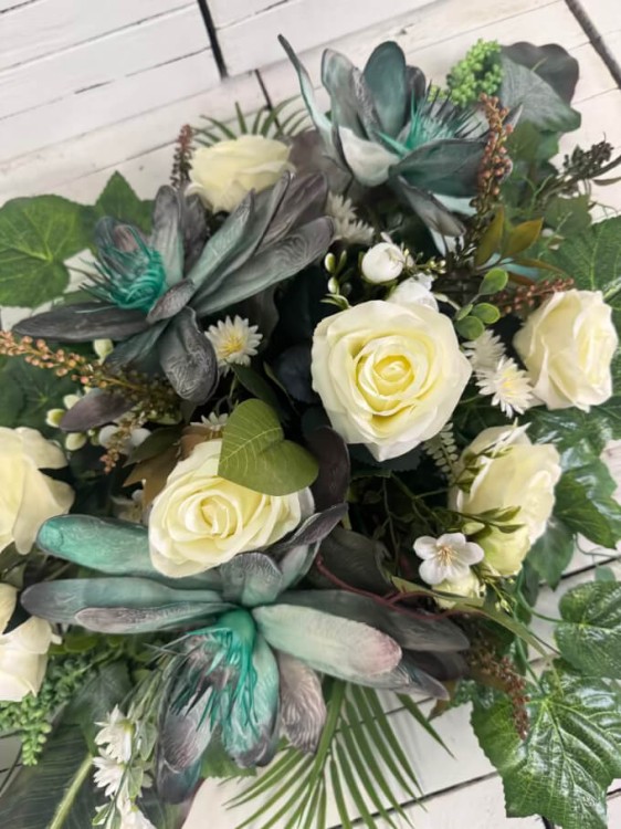 kwiaty-sztuczne-eleganckie-elegancki-duzy-stroik-na-cmentarz-kwiaty na-grob-nowoczesne-piankowe