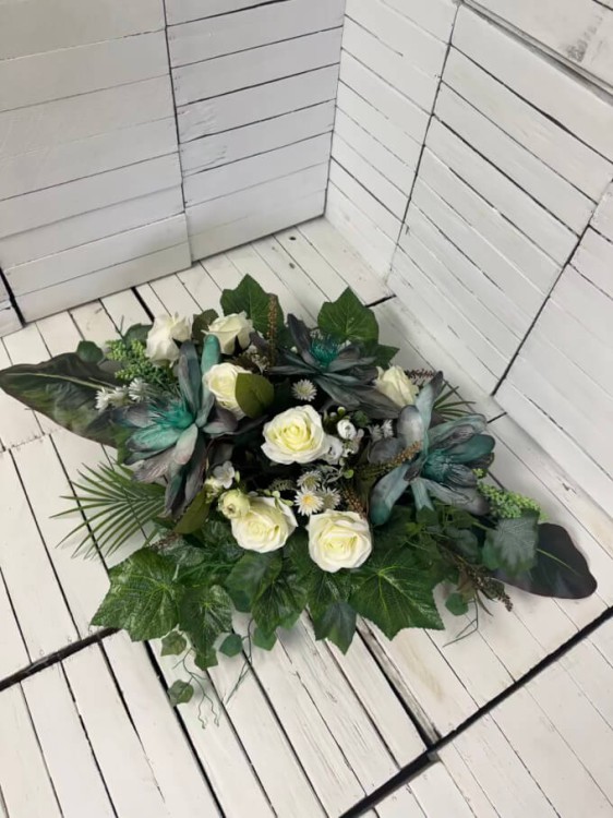 elegancki-duzy-stroik-na-cmentarz-kwiaty na-grob-nowoczesne-piankowe