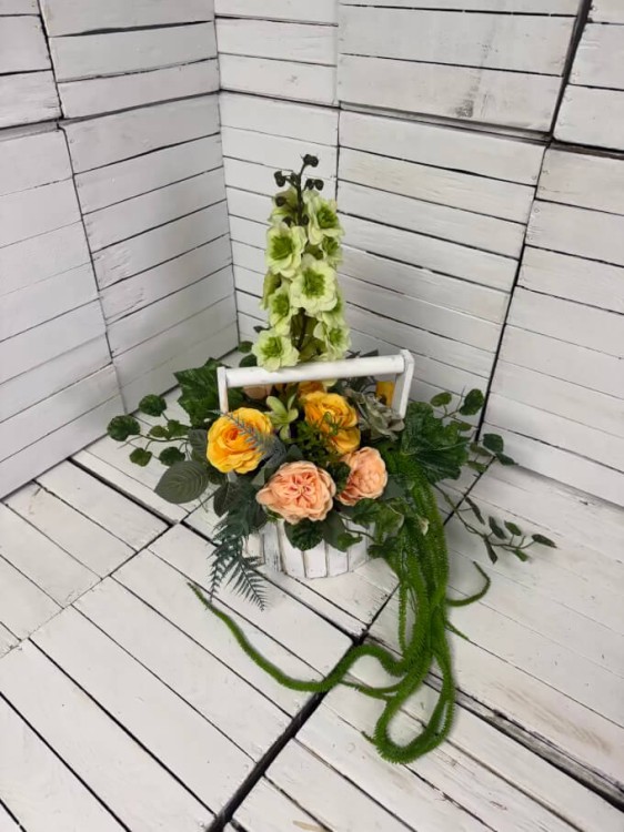 drewniana-podstawa-elegancka-kompozycja-nagrobna-komplet-na-cmentarz-stroik-na-grob-wiazanka-zielen-ostrozka