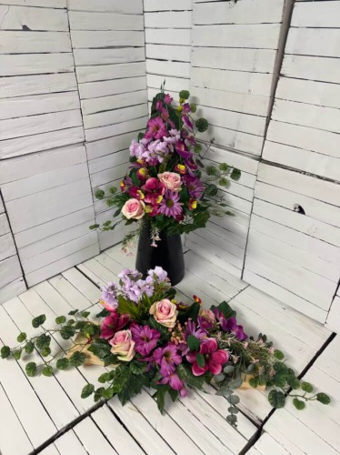 stroik-na-cmentarz-nowoczesny-na-desce-drewnianej-wiosenne-kwiaty na cmentarz-wiazanki-kompozycja-nagrobna