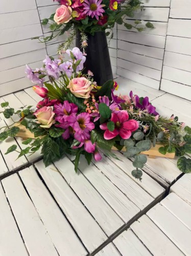 rozne-wzory-stroik-na-cmentarz-nowoczesny-na-desce-drewnianej-wiosenne-kwiaty na cmentarz-wiazanki-kompozycja-nagrobna