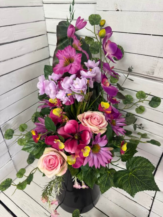 bukiet na grob-stroik-na-cmentarz-nowoczesny-na-desce-drewnianej-wiosenne-kwiaty na cmentarz-wiazanki-kompozycja-nagrobna