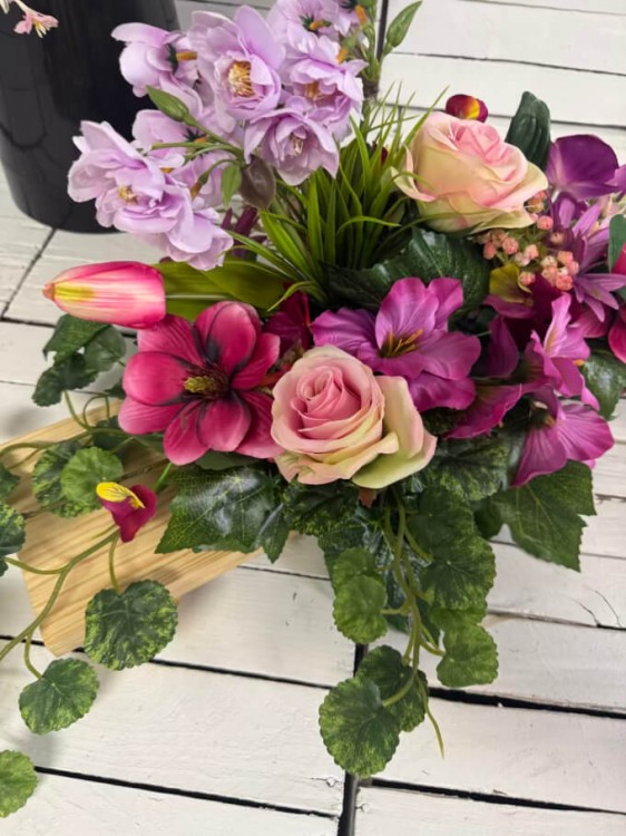 kwiaty sztuczne-stroik-na-cmentarz-nowoczesny-na-desce-drewnianej-wiosenne-kwiaty na cmentarz-wiazanki-kompozycja-nagrobna