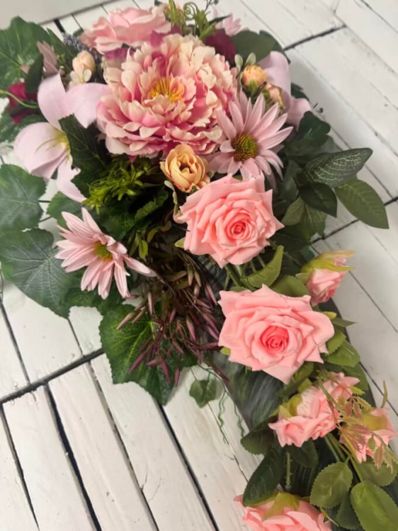 nowosc-kwiaty-na-grob-kompozycje-na-cmentarz-stroik-bukiet-na-grob-elegancka-piekna-nowoczesna