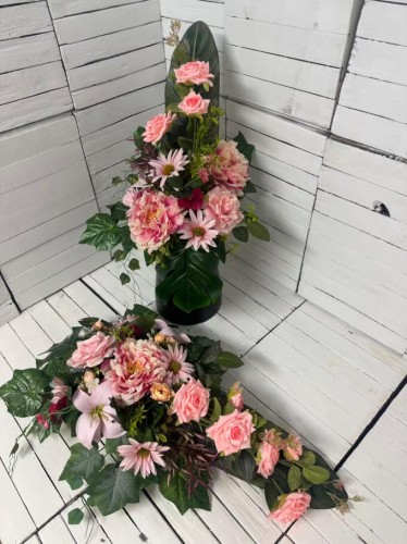 elegancka-kompozycja-nagrobna-na-cmentarz-kwiaty-na-grob-piekne-rozowe-roze