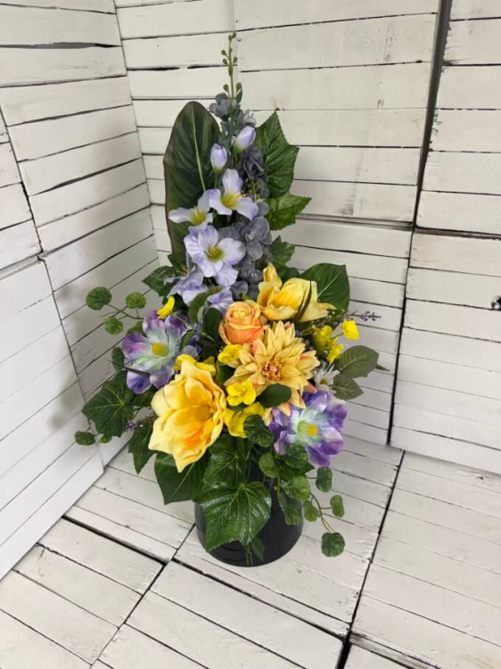 kompozycja-na-grob-elegancki-bukiet-na-cmentarz-jasne-fiolety-kwiaty-nagrobne-magnolie