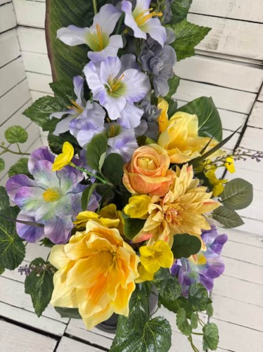 kompozycja-elegancki-bukiet-na-cmentarz-jasne-fiolety-kwiaty-nagrobne-magnolie