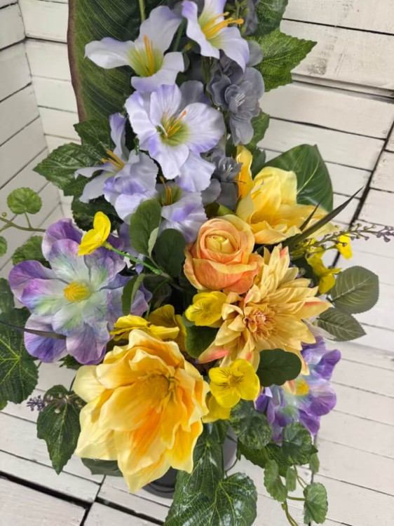 kompozycja-elegancki-bukiet-na-cmentarz-jasne-fiolety-kwiaty-nagrobne-magnolie