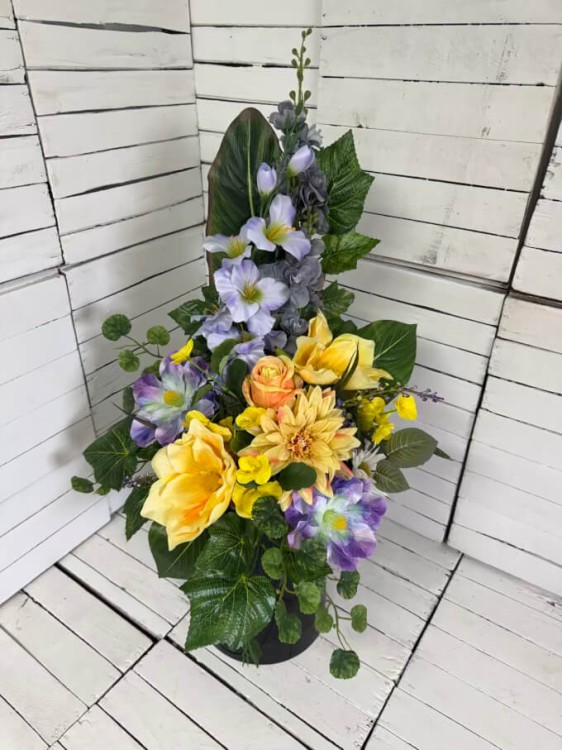 elegancki-bukiet-na-cmentarz-jasne-fiolety-kwiaty-nagrobne-magnolie