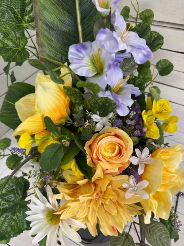 wiosna-mieczyk-fiolet-elegancki-bukiet-na-cmentarz-jasne-fiolety-kwiaty-na-grob