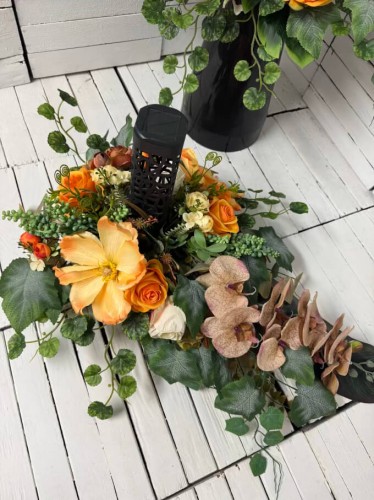 piekne-lampa-solarana-stroik-bukiet-kompozycja-rude-kolory-kwiaty-na-cmentarz
