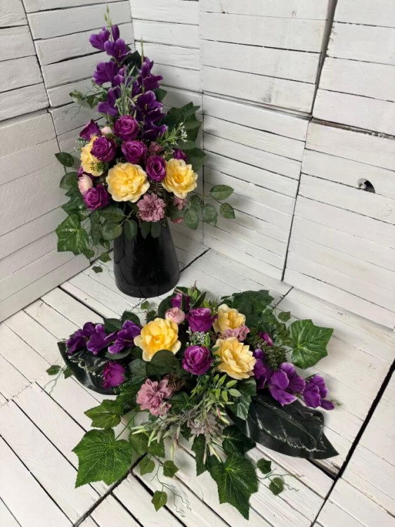 komplet na cmentarz-kompozycja-nagrobna-stroik-bukiet-ladny-stroik-na-cmentarz-kwiaty-nagrobne-drobna-roza-ciemne-kolory-kwiatow-sztucznych-na-grob