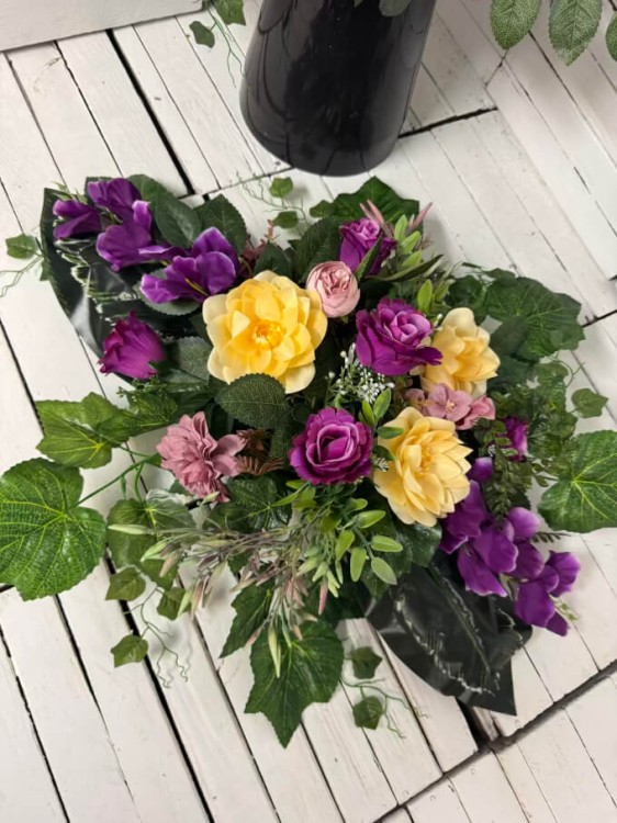 ladny-stroik-na-cmentarz-kwiaty-nagrobne-drobna-roza-ciemne-kolory-kwiatow-sztucznych-na-grob