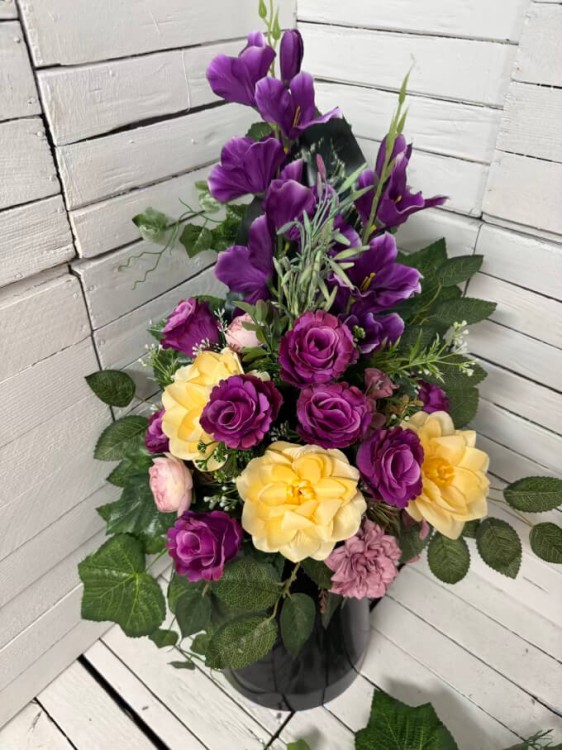 wiazanka-bukiet-do-wazonu-ladny-stroik-na-cmentarz-kwiaty-nagrobne-drobna-roza-ciemne-kolory-kwiatow-sztucznych-na-grob