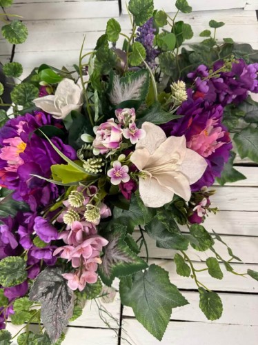 drobne-kwiaty-nagrobna-elegancka-kompozycja-na-cmentarz-stroik-bukiet-nowosc-galeria