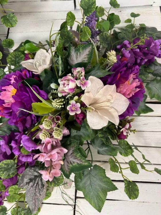 drobne-kwiaty-nagrobna-elegancka-kompozycja-na-cmentarz-stroik-bukiet-nowosc-galeria