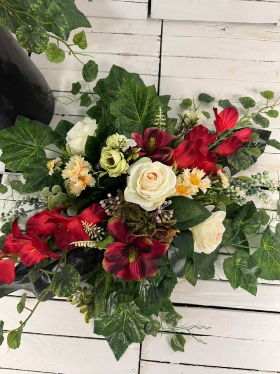 kwiaty-Elegancki, całoroczny stroik i bukiet na grób 70x40 cm z odpornych kwiatów sztucznych. Trwała i elegancka dekoracja nagrobna..jpg