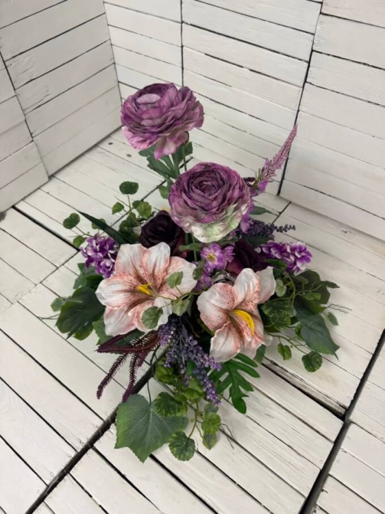 elegancki-stroik-na-cmentarz-kompozycja-wiazanki