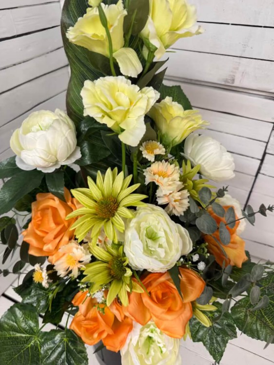 fajny bukiet-do-wazonu-na-cmentarz-wiazanka-eustoma-zielona-piwonie-eleganckie-kwiaty-nagrobne-galeria-wzory