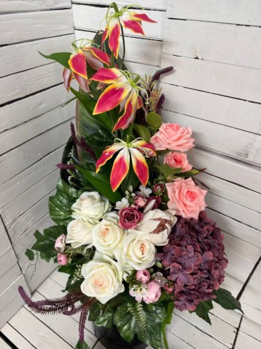 piekny bukiet na grob-elegancki-nowoczesny-stroik-na-cmentarz-stroiki-na-grob-glorioz-premium-kwiaty