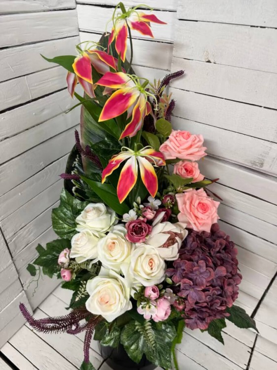 piekny bukiet na grob-elegancki-nowoczesny-stroik-na-cmentarz-stroiki-na-grob-glorioz-premium-kwiaty