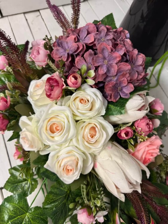 piekne-kwiaty-elegancki-nowoczesny-stroik-na-cmentarz-stroiki-na-grob-glorioz-premium-kwiaty