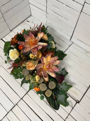 stroik-na-cmentarz-stroiki-na-grob-rude-kolory-piankowe-kwiaty-elegancja-sama-w-sobie-nowoczesne