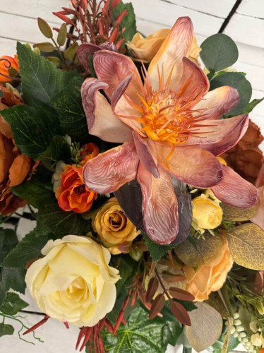 sztuczne-kwiaty-stroik-na-cmentarz-stroiki-na-grob-rude-kolory-piankowe-kwiaty-elegancja-sama-w-sobie-nowoczesne