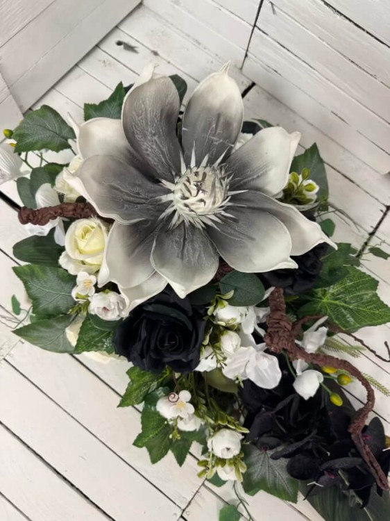 piekne-nowoczesny-stroik-na-grob-stroiki-na-cmentarz-nagrobne-piankowy-wielki-kwiat-szaro-biały